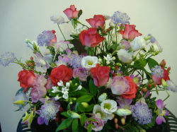 赤いバラとデンファレ