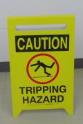 �Ѹ쥵���󥹥���ɡ�TRIPPING HAZARD