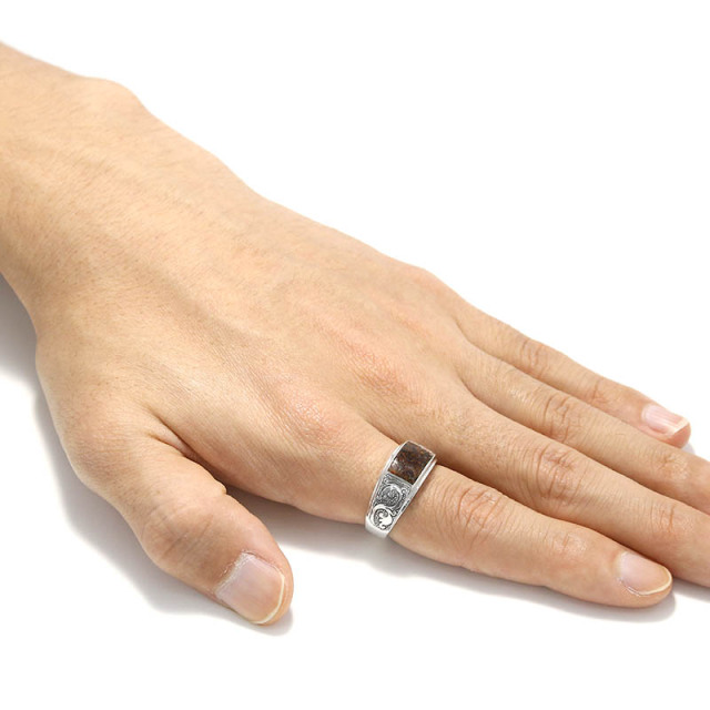 カーヴドシグネットリング w/ペトリファイドダイナソーボーン Suman Dhakhwa(スーマンダックワ) Carved Signet Ring w/Petrified Dinosaur Bone