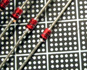 【シリコン】Visｈay　ＢＺＸ85Ｃ4Ｖ6：Zener　4.3V 1.3W