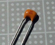 【セラミック】Vishay　セラミックコンデンサ　390pF 820pF・50VDC