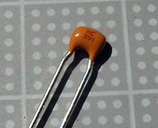【セラミック】Vishay　セラミックコンデンサ　390pF 820pF・50VDC