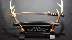 日本刀 在銘：【信国吉包】 脇差 大名登録 一尺四寸二分五厘 刀身重量412ｇ