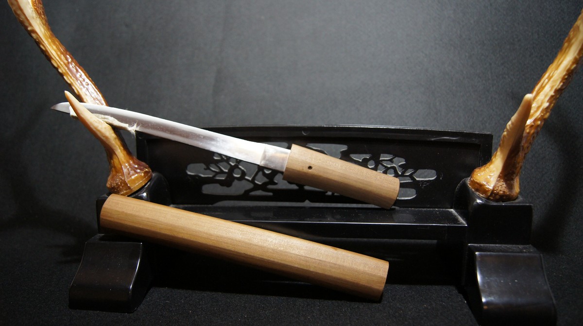 日本刀 鑑定書 在銘：【友重】 短刀 18.7ｃｍ 銃砲刀剣研究会鑑定