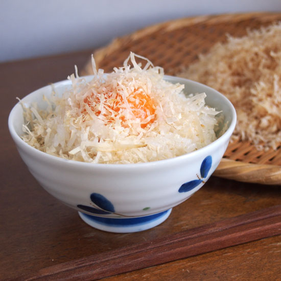 鶏削り節をかけた卵かけご飯
