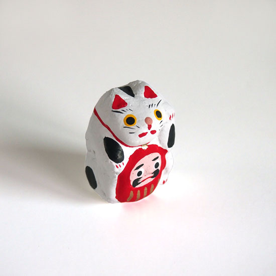 抱きねこだるま