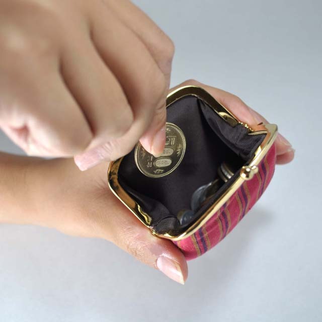 がま口　お金取り出す