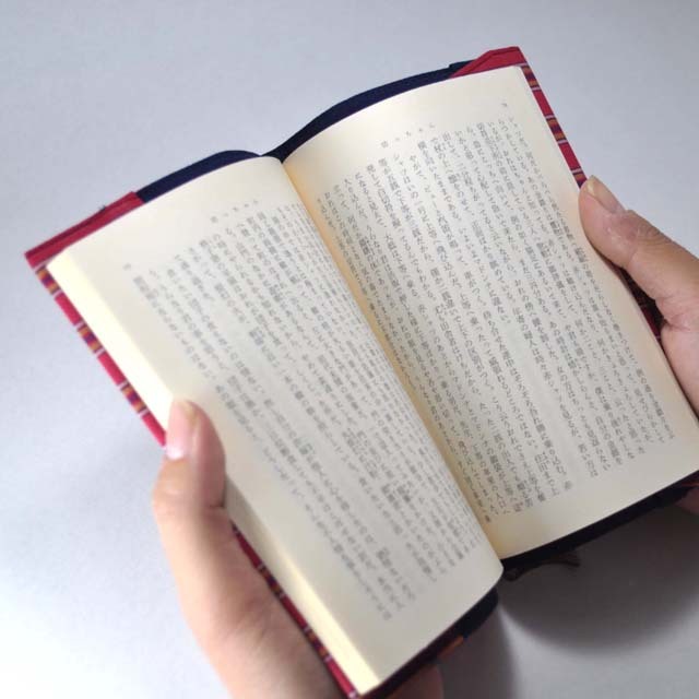 ブックカバー　読んでいるイメージ