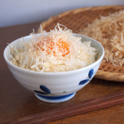 鶏削り節をかけた卵かけご飯