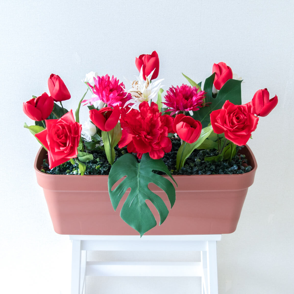 造花プランター フラワープランター フラワーアレンジメント フェイクグリーン 店舗装飾 ディスプレイ パチンコ店 工事現場 住宅展示場 モデルハウス ショールーム 春装飾 レッド/PF557-LB 造花プランター(チューリップ・ローズ)