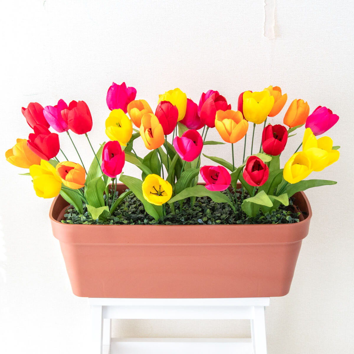 造花プランター フラワープランター フラワーアレンジメント フェイクグリーン 店舗装飾 ディスプレイ パチンコ店 工事現場 住宅展示場 モデルハウス ショールーム 春装飾 マルチカラー/PF624-LB 造花プランター(チューリップ)