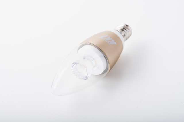 火、炎の色を完全再現したキャンドル型LED電球