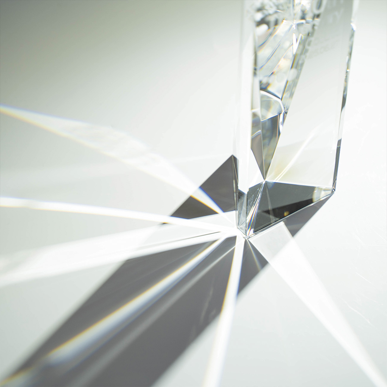 クリスタルトロフィー 内部レーザー彫刻《XC-L-0143_Aサイズ》(高さ