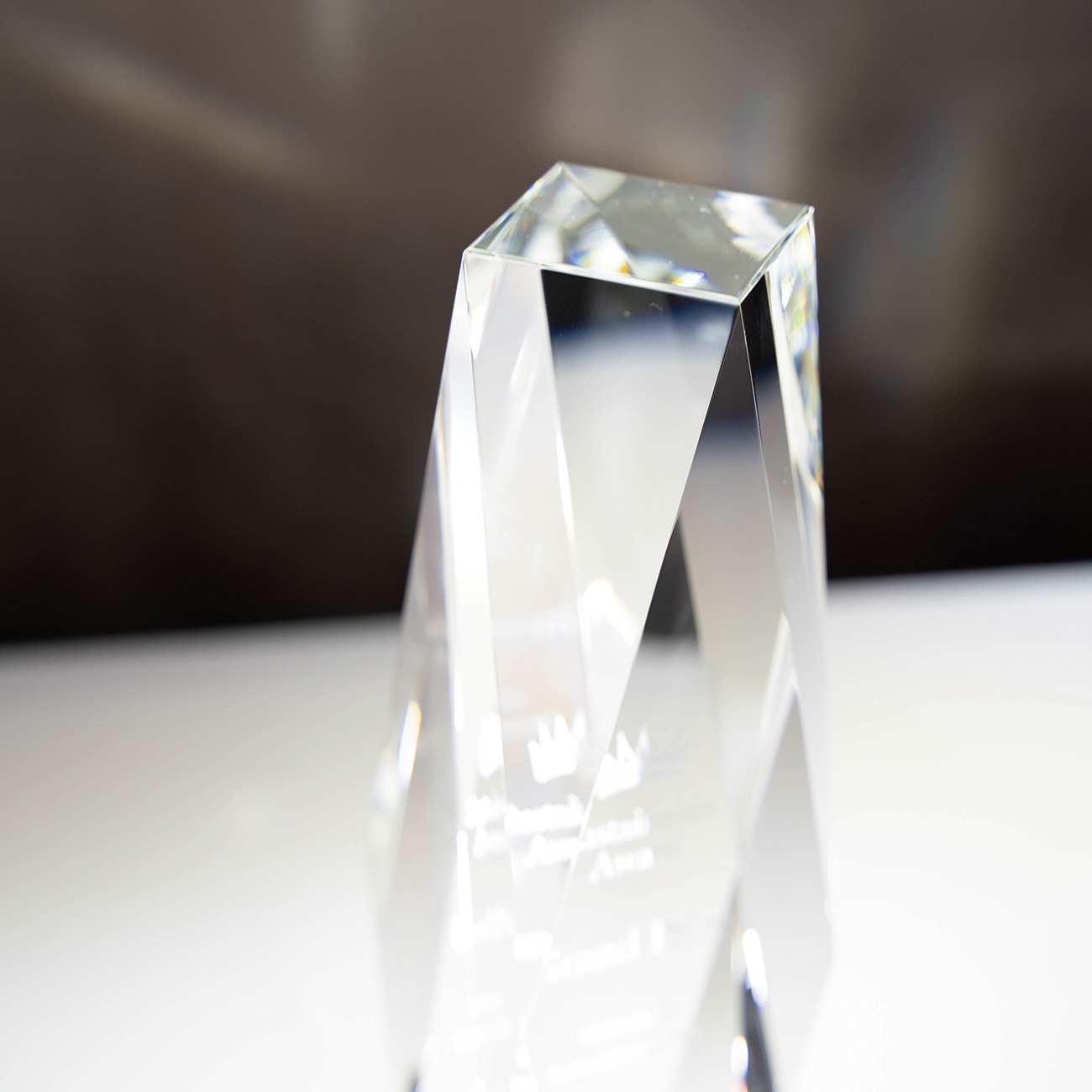 クリスタルトロフィー 内部レーザー彫刻《XC-L-0103_Cサイズ》(高さ