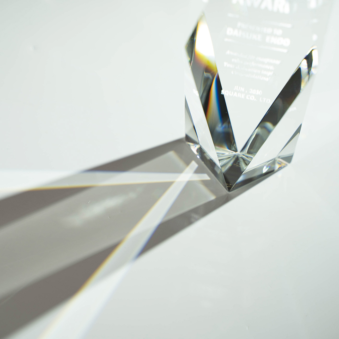 クリスタルトロフィー 内部レーザー彫刻《XC-L-0103_Cサイズ》(高さ