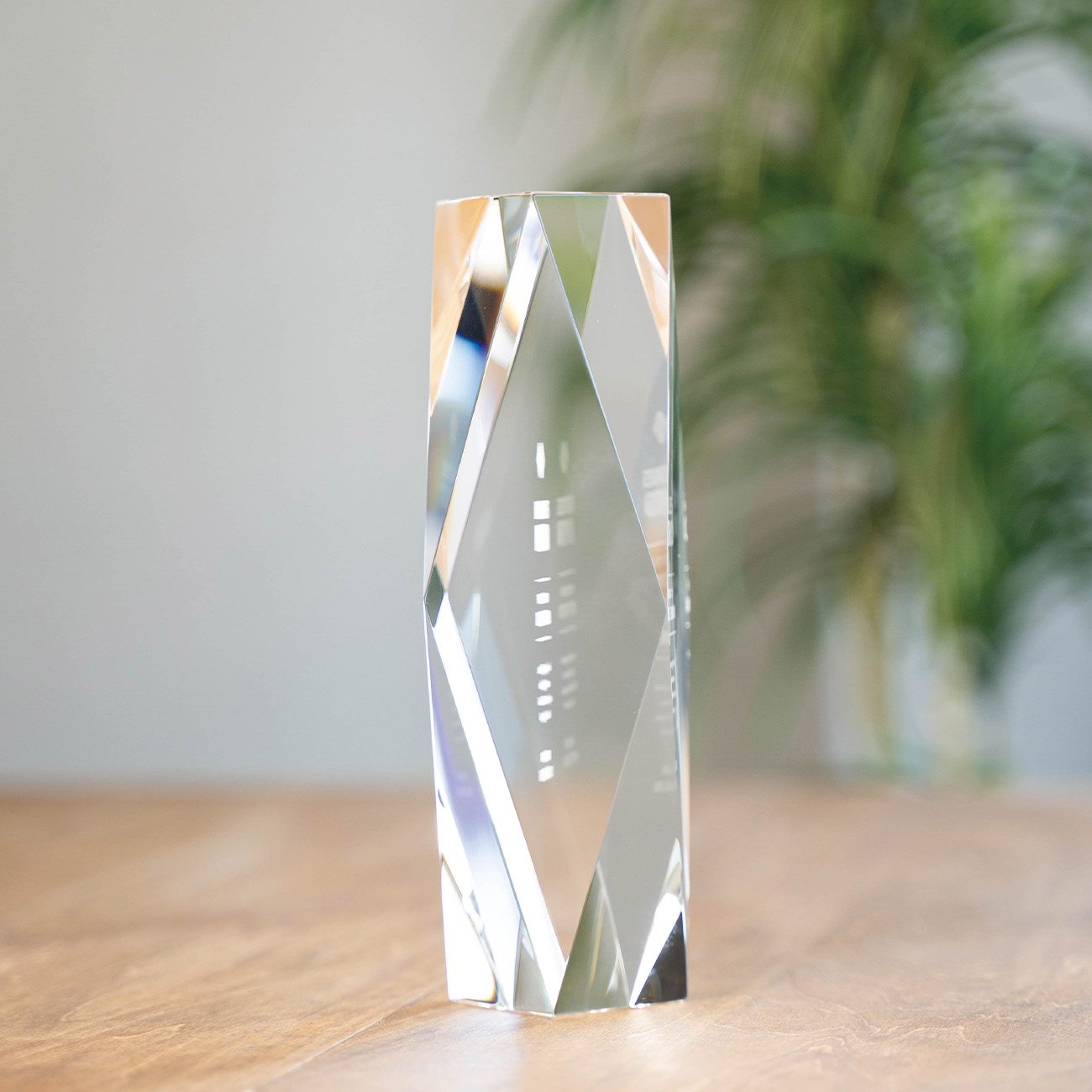 クリスタルトロフィー 内部レーザー彫刻《XC-L-0103_Cサイズ》(高さ