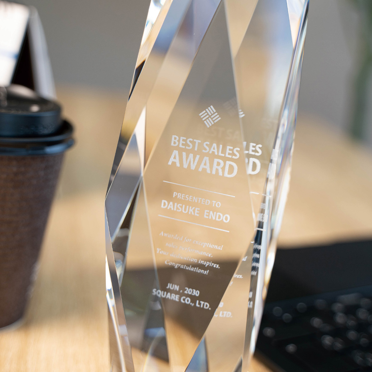 クリスタルトロフィー 内部レーザー彫刻《XC-L-0103_Cサイズ》(高さ