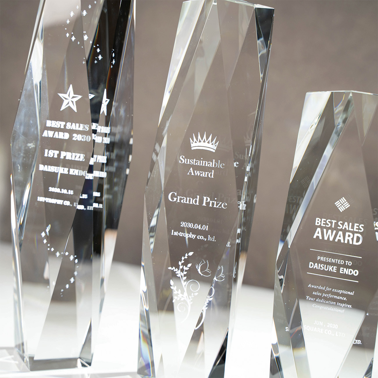 クリスタルトロフィー 内部レーザー彫刻《XC-L-0103_Cサイズ》(高さ