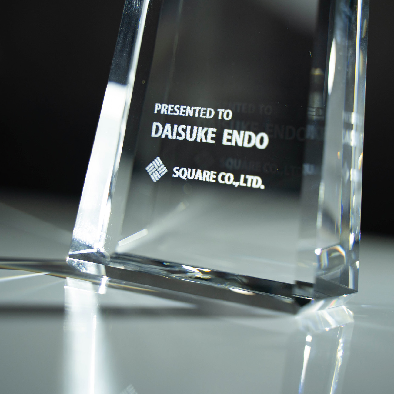 クリスタルトロフィー 内部レーザー彫刻《XC-L-0108_Aサイズ》(高さ