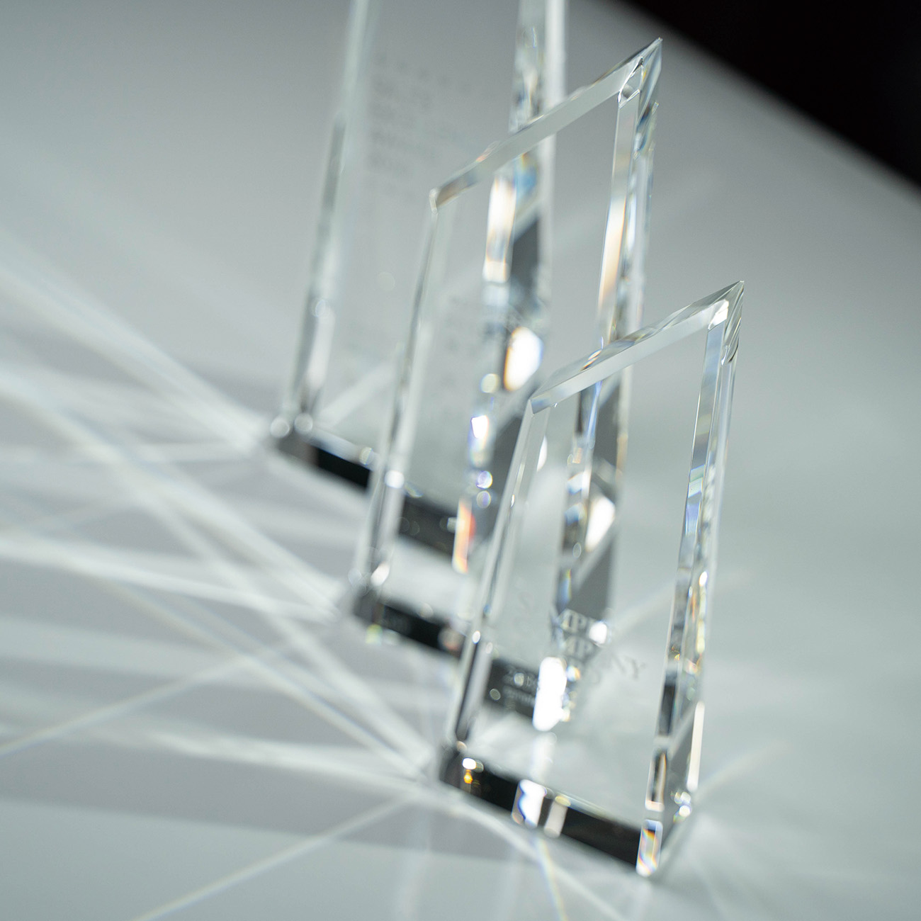 クリスタルトロフィー 内部レーザー彫刻《XC-L-0108_Aサイズ》(高さ