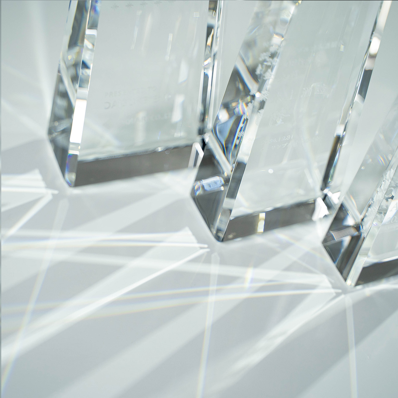 クリスタルトロフィー 内部レーザー彫刻《XC-L-0108_Aサイズ》(高さ