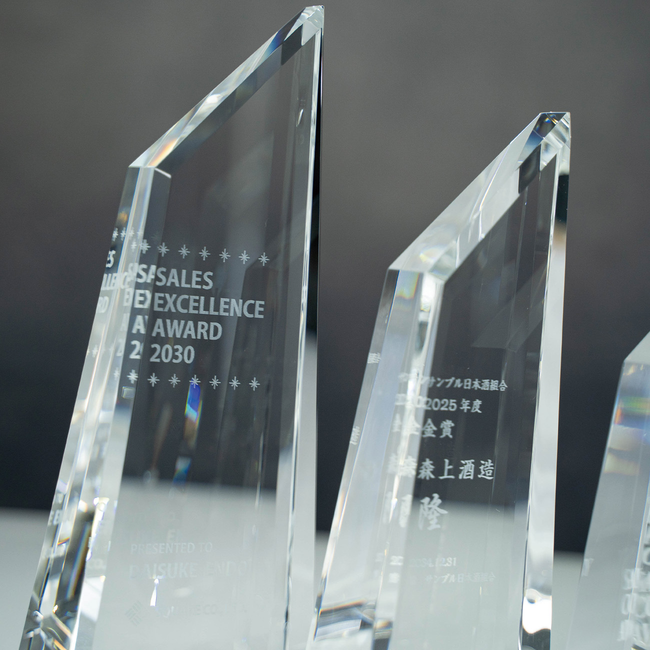 クリスタルトロフィー 内部レーザー彫刻《XC-L-0108_Cサイズ》(高さ