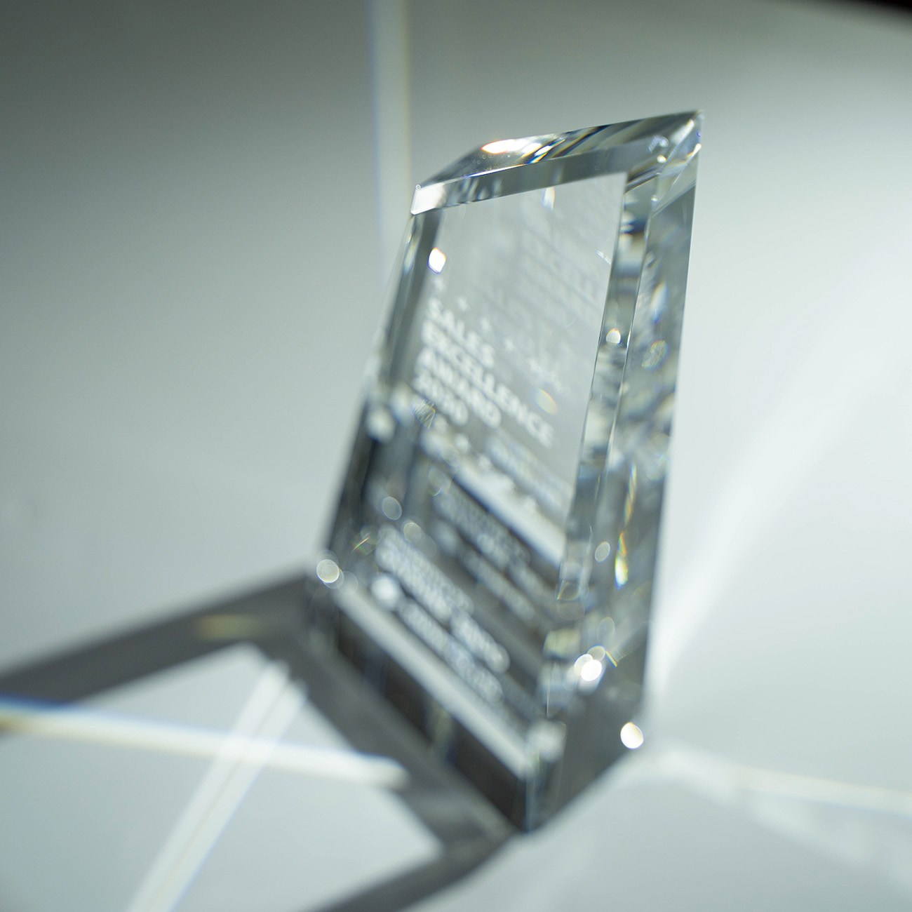 クリスタルトロフィー 内部レーザー彫刻《XC-L-0108_Dサイズ》(高さ