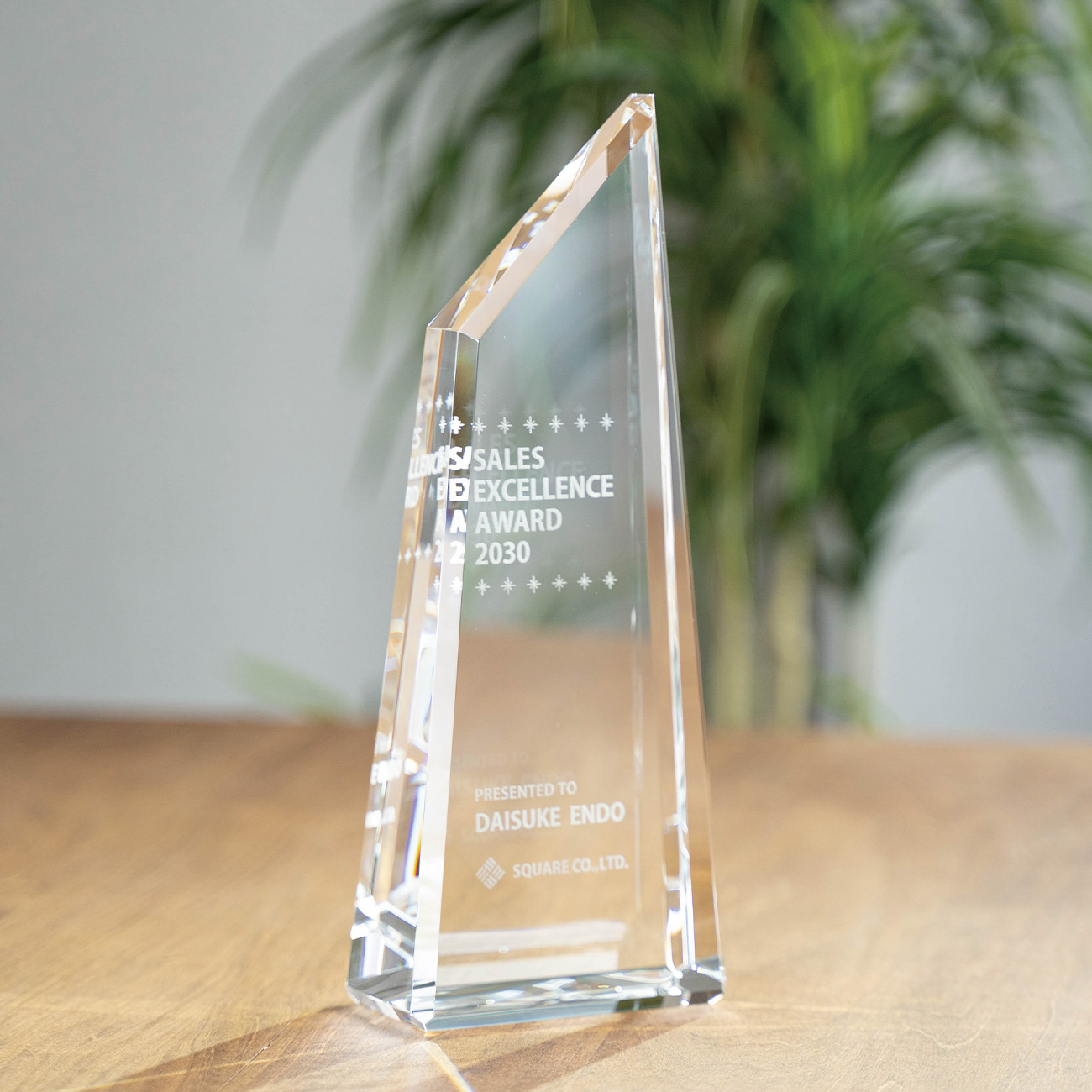 クリスタルトロフィー 内部レーザー彫刻《XC-L-0108_Dサイズ