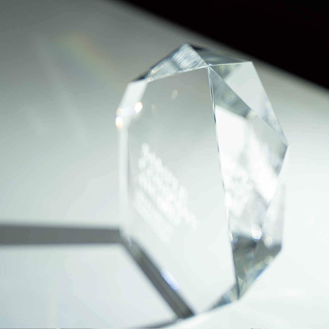 クリスタルトロフィー 内部レーザー彫刻《XC-L-0110》(高さ：21cm 幅