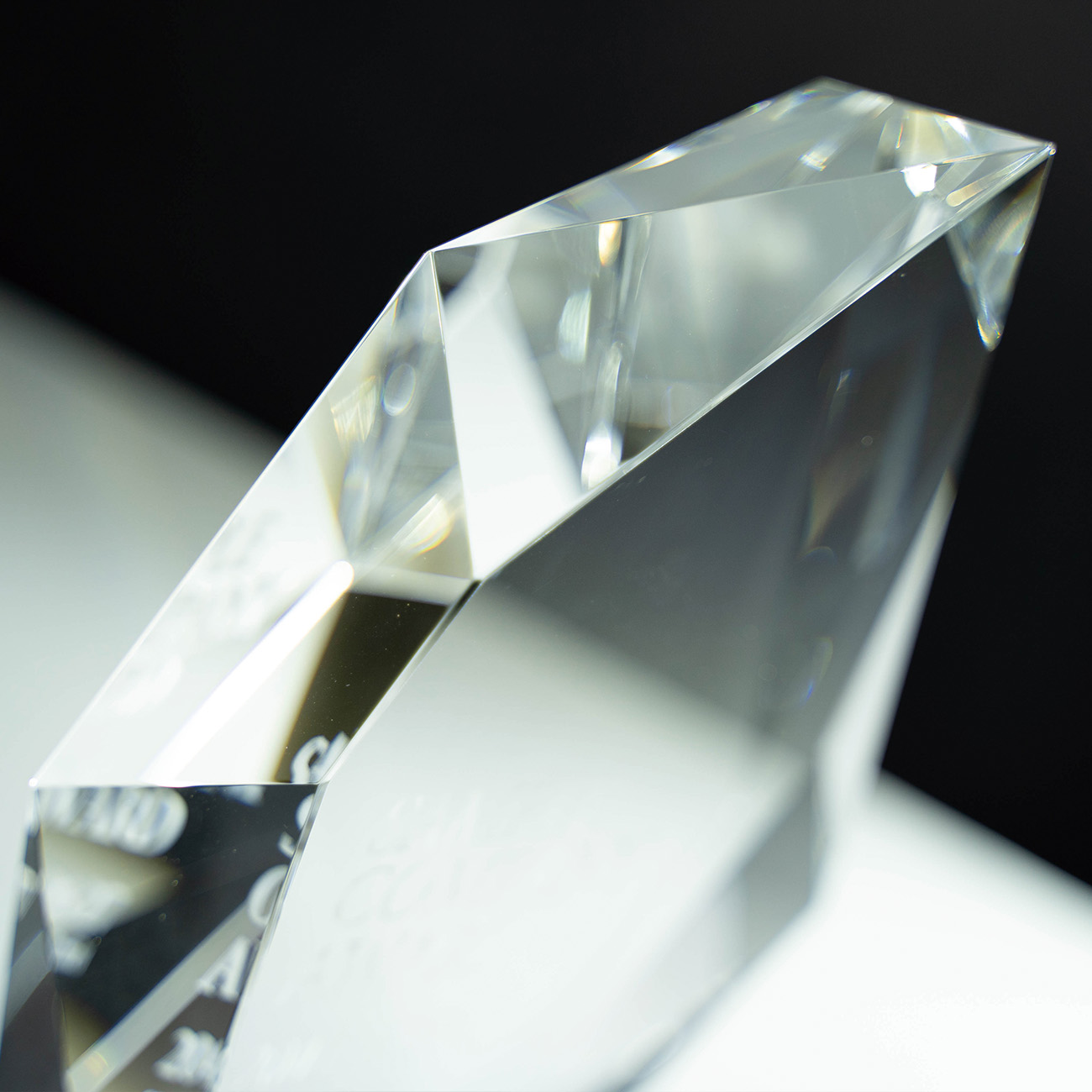 クリスタルトロフィー 内部レーザー彫刻《XC-L-0110》(高さ：21cm 幅