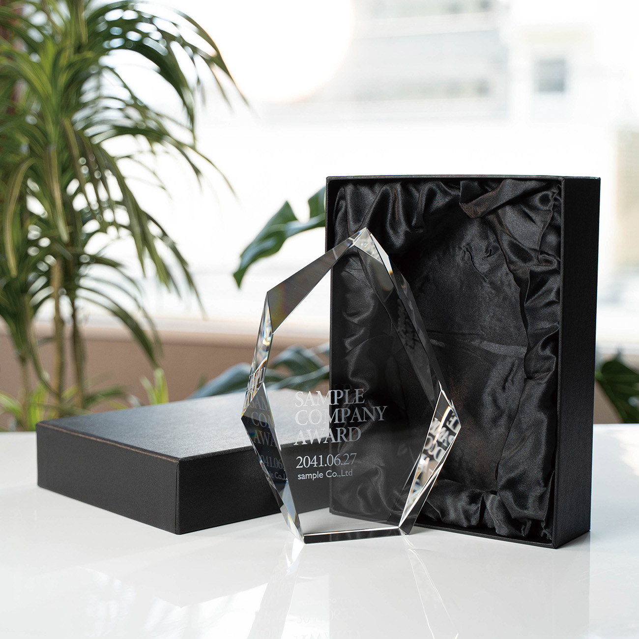 クリスタルトロフィー 内部レーザー彫刻《XC-L-0110》(高さ：21cm 幅