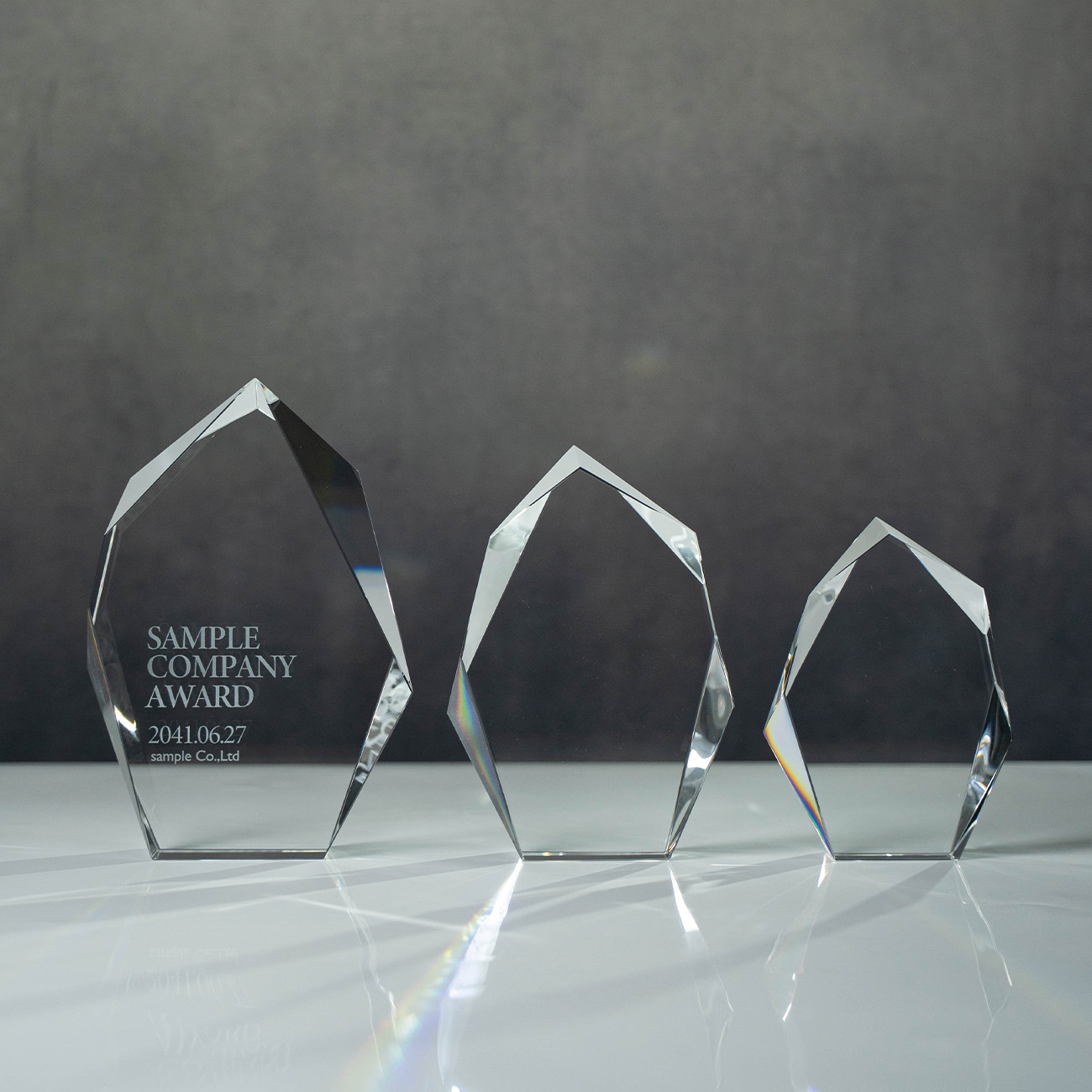クリスタルトロフィー 内部レーザー彫刻《XC-L-0110》(高さ：21cm 幅