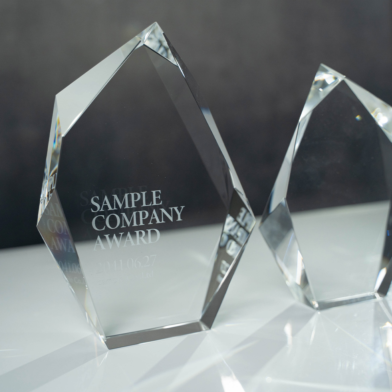 クリスタルトロフィー 内部レーザー彫刻《XC-L-0110》(高さ：21cm 幅