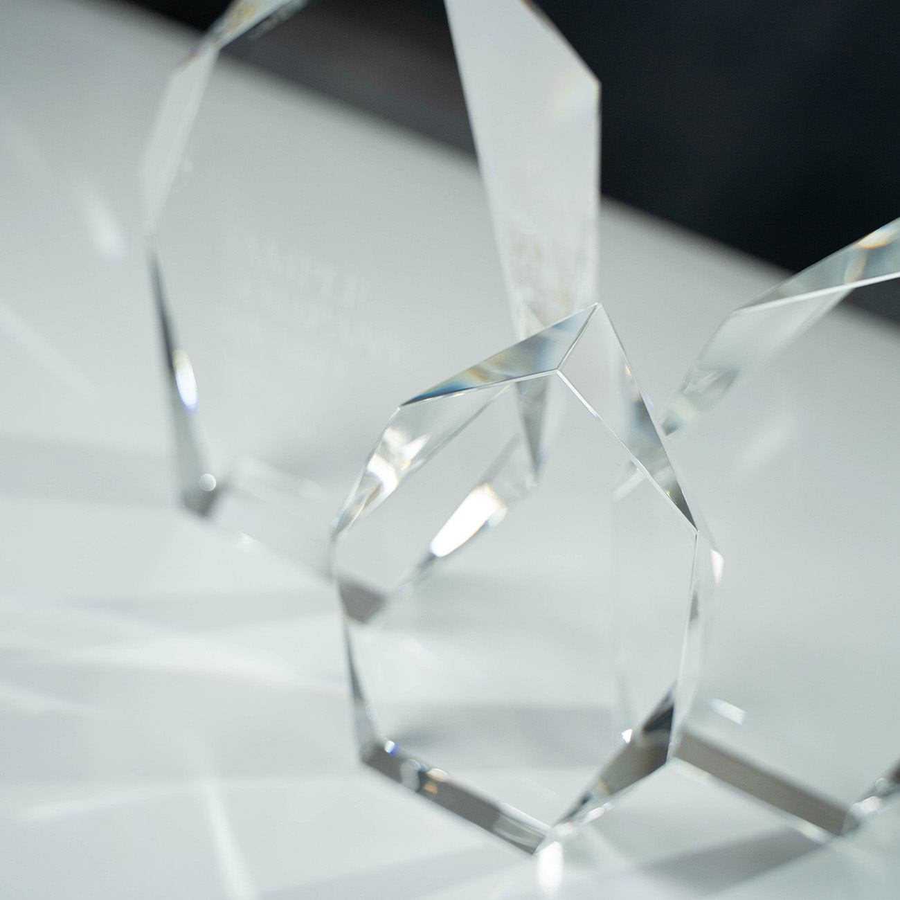 クリスタルトロフィー 内部レーザー彫刻《XC-L-0110》(高さ：21cm 幅