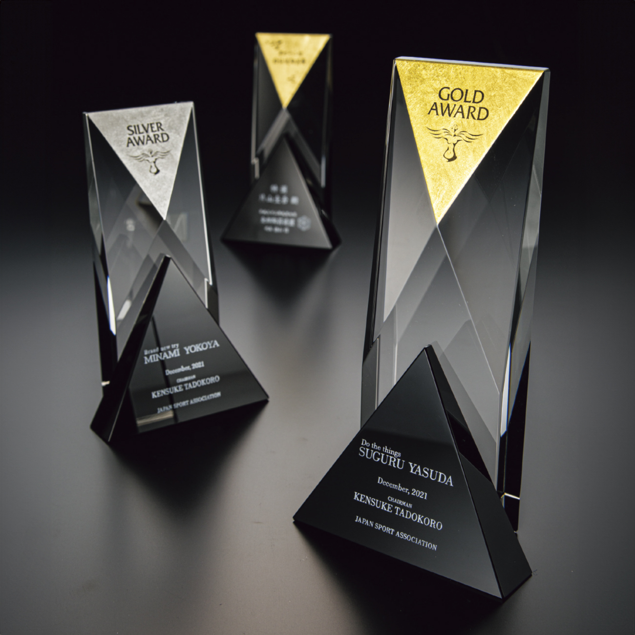 クリスタルトロフィー　箔貼り+サンドブラスト彫刻【M-VOT.231_Bサイズ】高さ：16.0cm《デザイン確定後 通常15~20営業日前後で出荷》