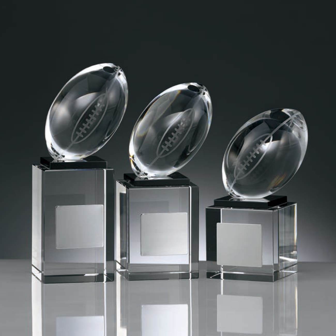 クリスタルトロフィー　ラグビー・アメフト付（旧型番：O-BW-2669）【O-BW-2343_Aサイズ】高さ：13.5cm《営業日11時までのご注文で翌営業日出荷》　[A-209]〈L〉