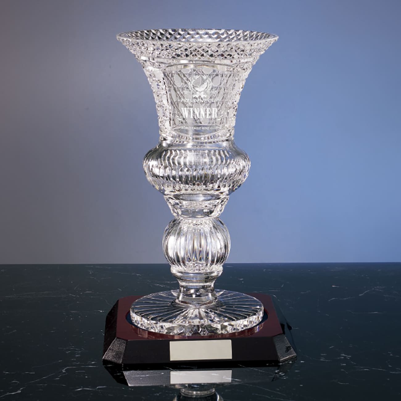 優勝カップ　ガラス製　サンドブラスト彫刻（旧型番：O-EW-1135）【O-EW-1008】高さ：40.0cm《デザイン確定後 通常25営業日前後で出荷》　[A-95]〈L〉