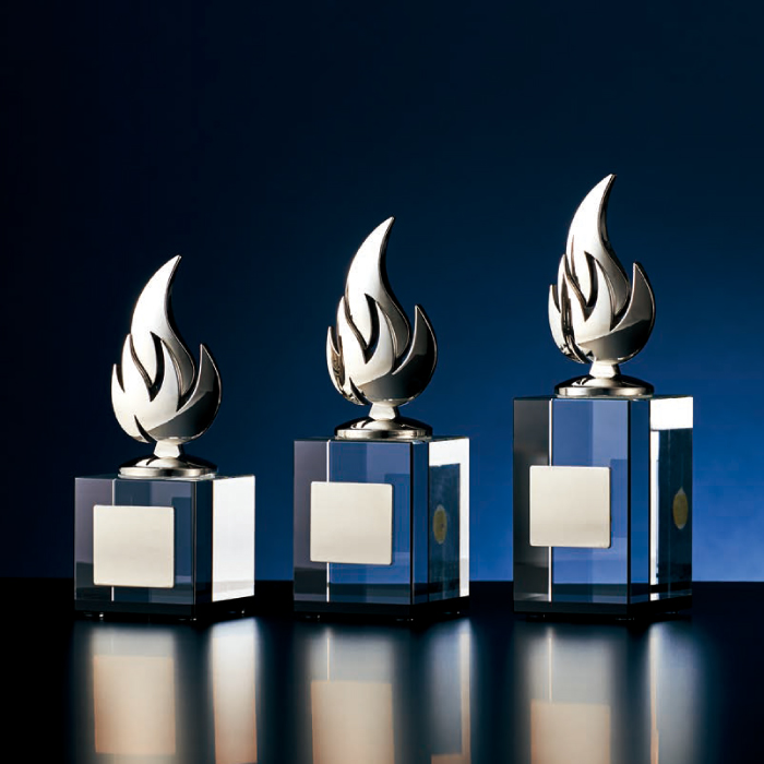 クリスタルトロフィー　金属ファイア付（旧型番：O-BW-2374）【O-BW-2118_Cサイズ】高さ：13.0cm《営業日11時までのご注文で翌営業日出荷》　[A-209]〈L〉