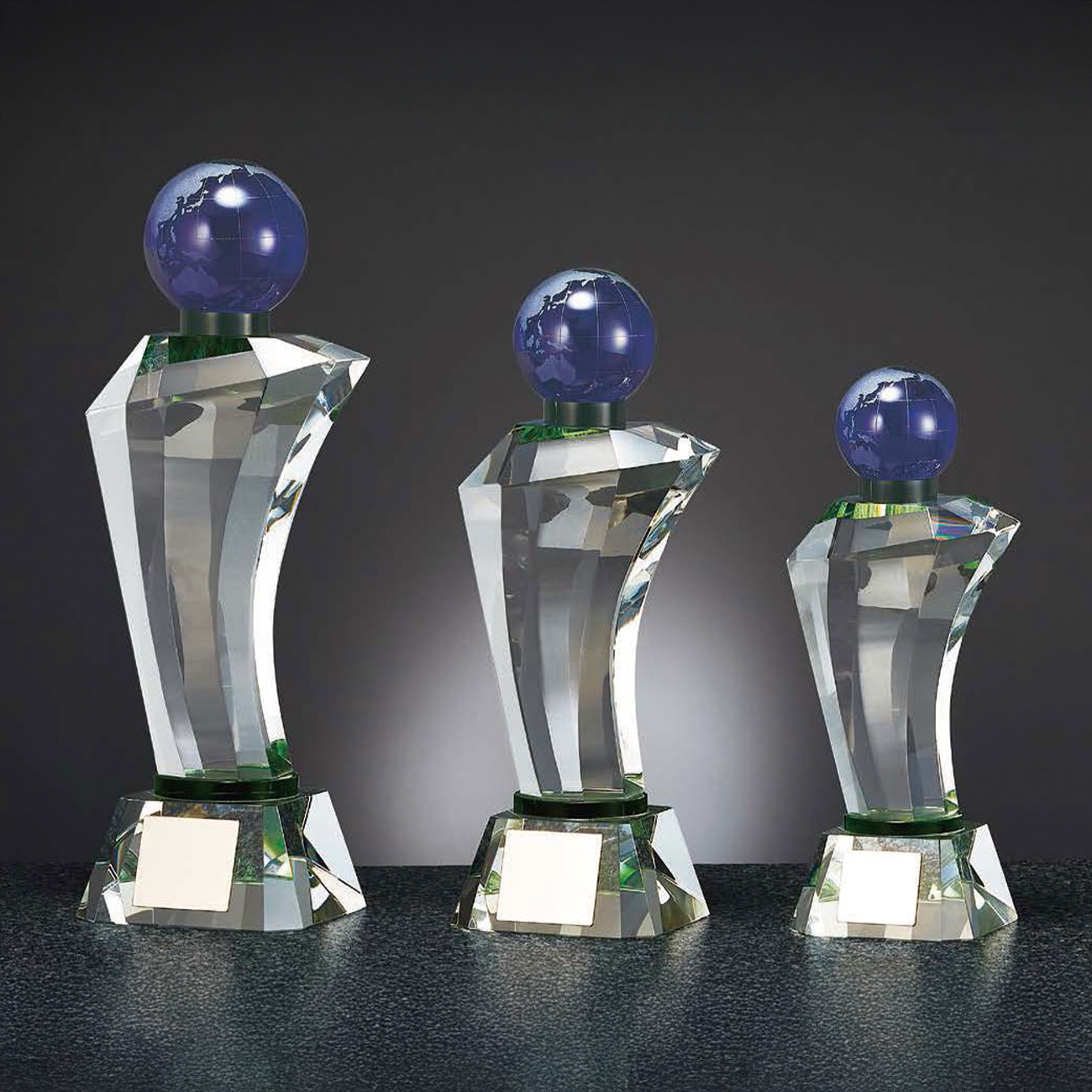 クリスタルトロフィー　地球付（旧型番：O-BW-2381）【O-BW-2091_Bサイズ】高さ：27.0cm《営業日11時までのご注文で翌営業日出荷》　[A-208]〈L〉
