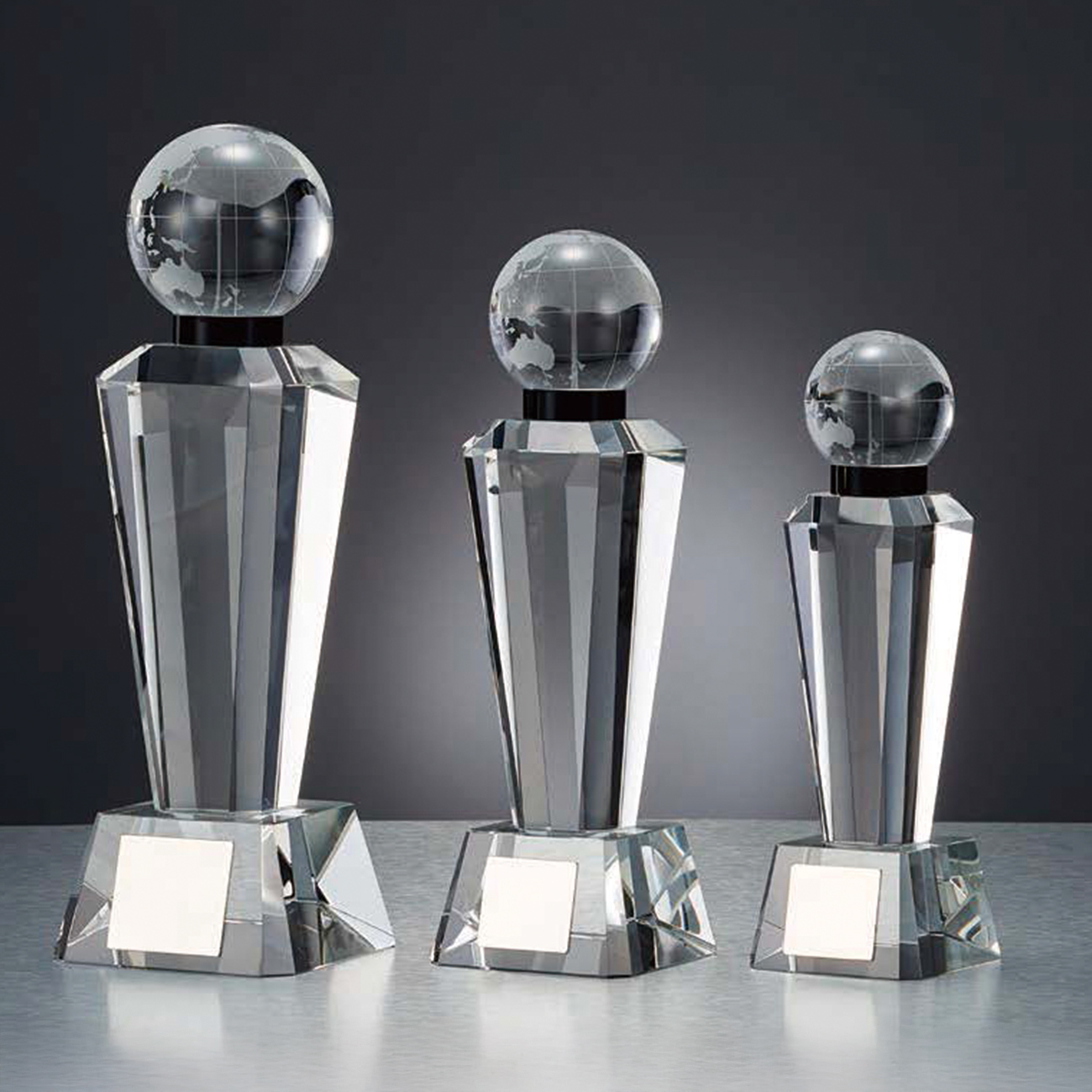 クリスタルトロフィー　地球付（旧型番：O-BW-2382）【O-BW-2092_Cサイズ】高さ：21.0cm《営業日11時までのご注文で翌営業日出荷》　[A-209]〈L〉