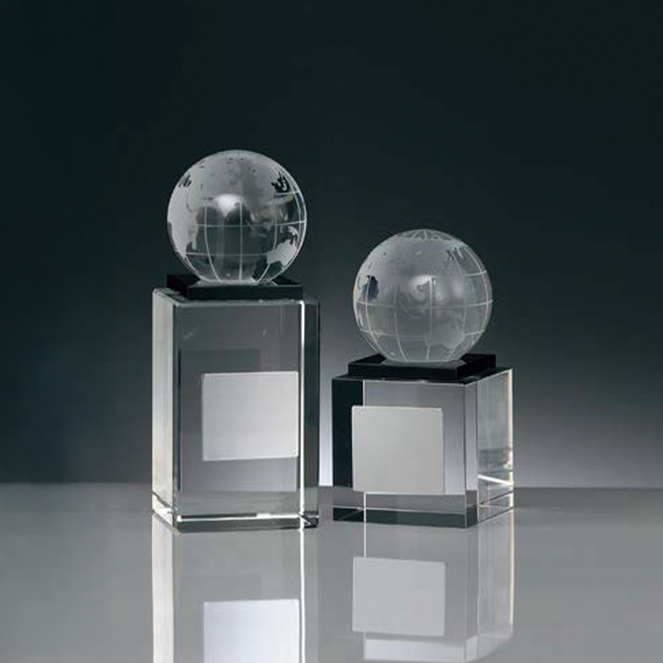 クリスタルトロフィー　地球付（旧型番：O-BW-2387）【O-BW-2111_Bサイズ】高さ：11.5cm《営業日11時までのご注文で翌営業日出荷》　[A-209]〈L〉