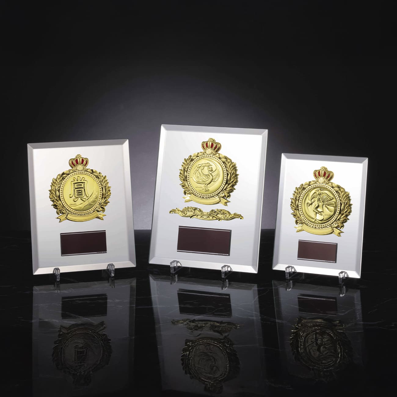 ガラス製楯　種目選べる【Y-ATZ-4496_Cサイズ】高さ：18.0cm　幅：14.0cm《営業日13時までのご注文で翌営業日出荷》　[#23]〈L〉