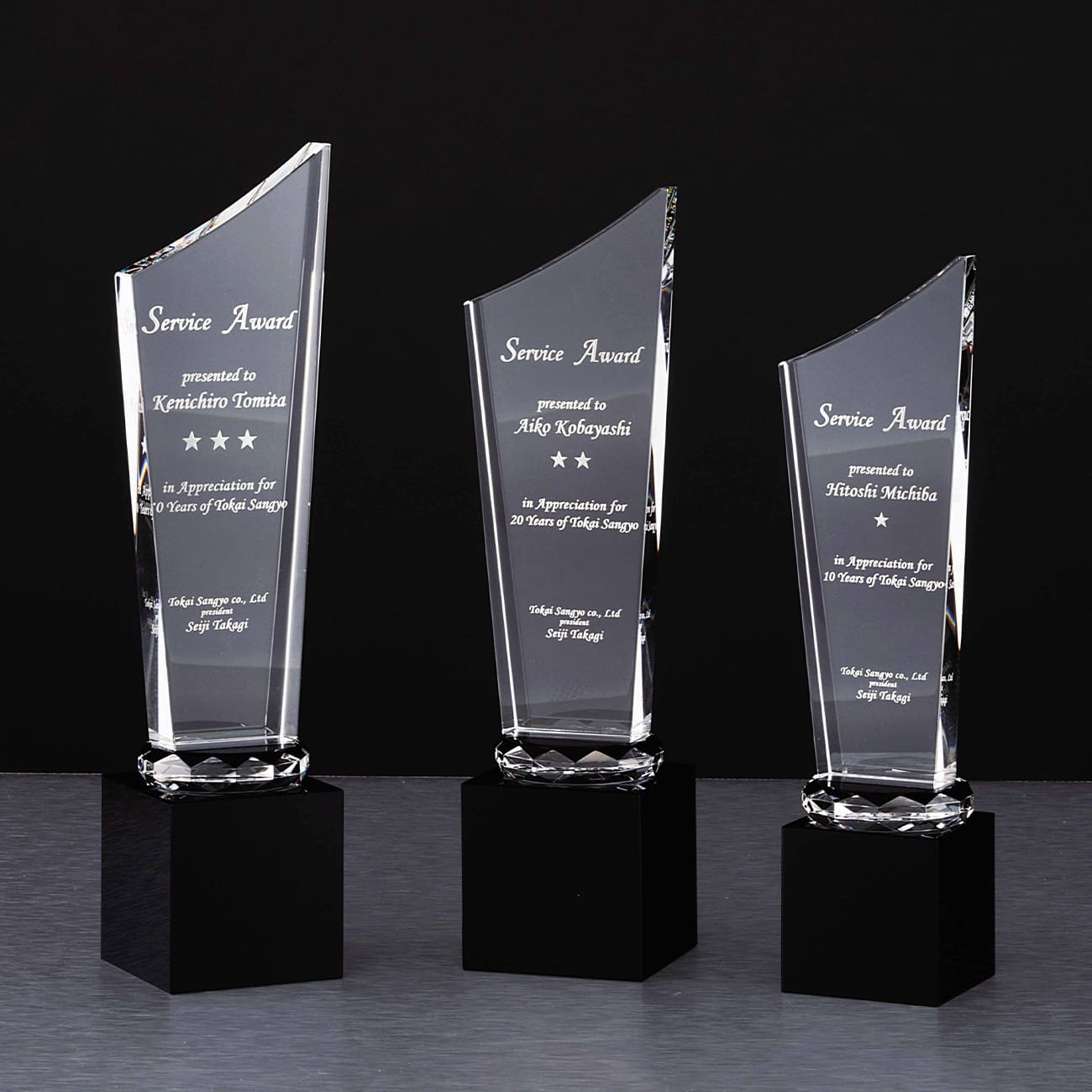 ガラス製トロフィー　サンドブラスト彫刻【Y-D48-02_Bサイズ】高さ：29.0cm　幅：7.8cm《デザイン確定後 通常10営業日前後で出荷》