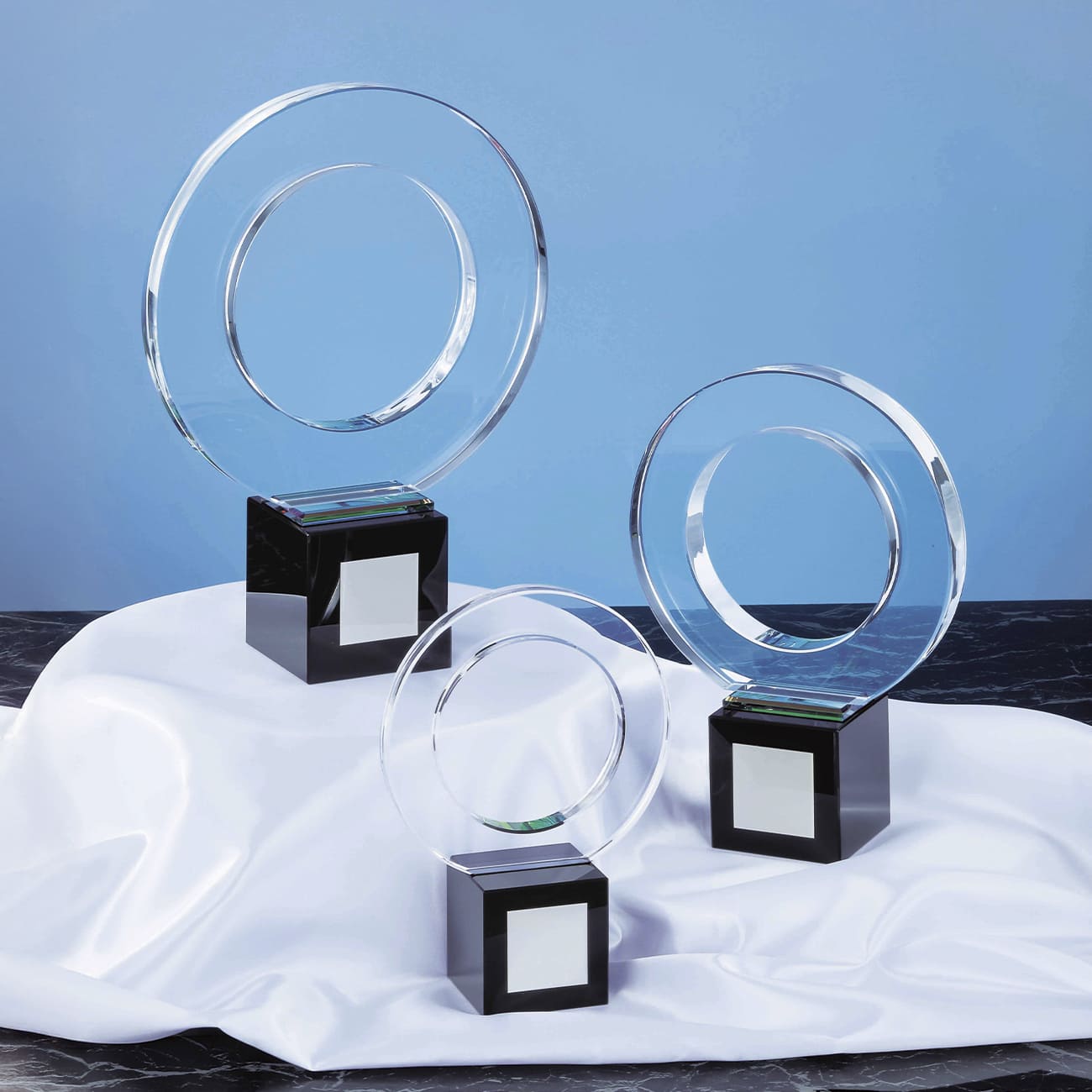 クリスタルトロフィー【Y-YC-4999_Cサイズ】高さ：22.5cm　幅：16.0cm《営業日13時までのご注文で翌営業日出荷》　[SO 12]〈E〉