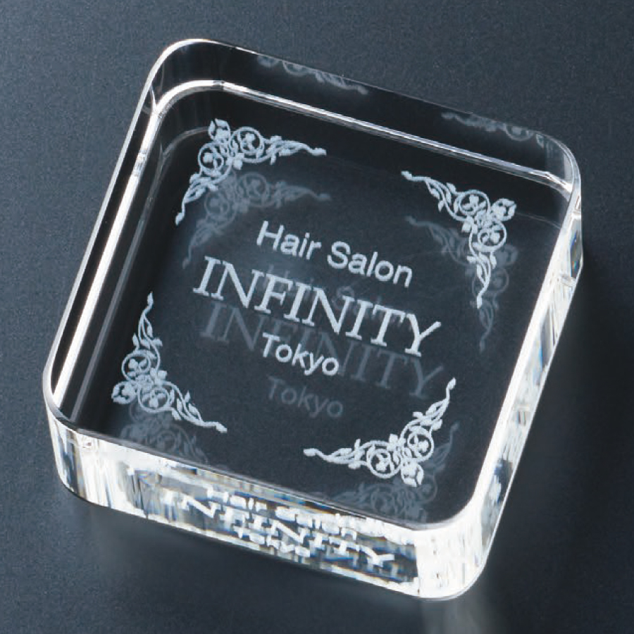 ペーパーウェイト　光学ガラス製　内部レーザー彫刻（旧型番：Y-W77-01）【Y-W77-01】高さ：5.0cm　幅：5.0cm《デザイン確定後 通常10営業日前後で出荷》