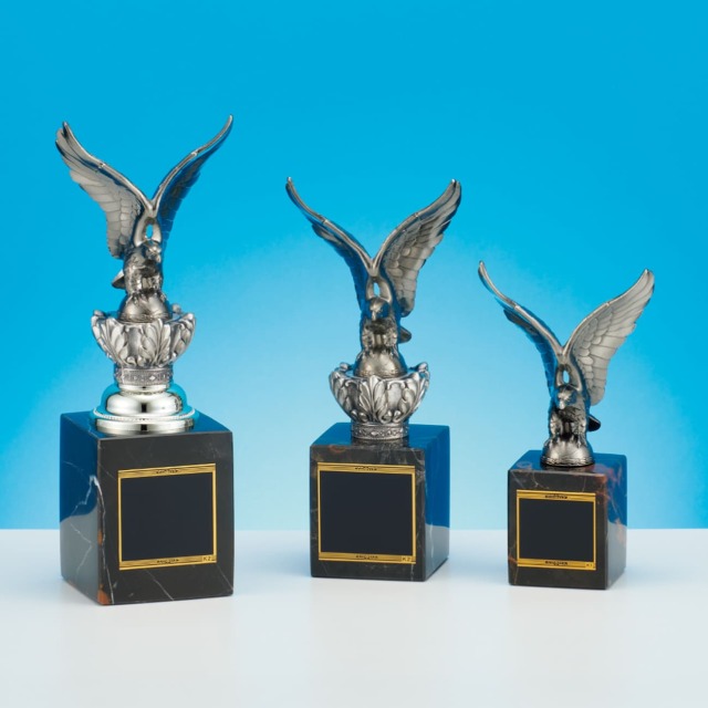 アートトロフィー ワシ B2756 Cサイズ