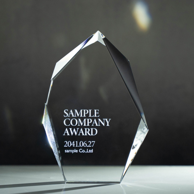 クリスタルトロフィー　内部レーザー彫刻【XC-0110_Cサイズ】高さ：15.0cm　幅：10.4cm《営業日11時までの注文完了＞14時までの校了で翌営出荷》