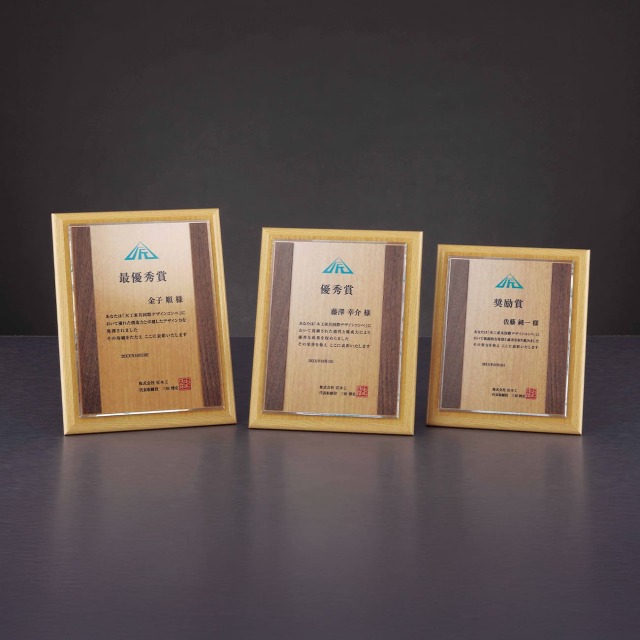 アクリル板付き木製楯　フルカラー印刷【Y-L32-01_Cサイズ】高さ：20.0cm　幅：17.0cm《デザイン確定後 通常10営業日前後で出荷》