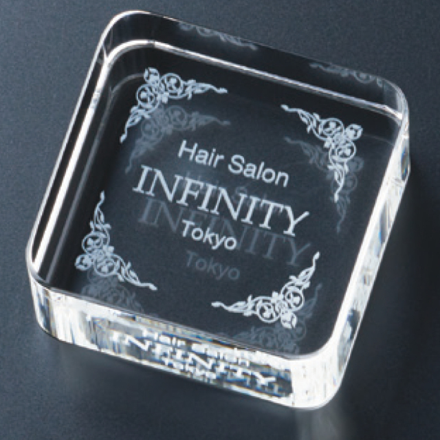 ペーパーウェイト　内部レーザー彫刻【Y-C81-01】高さ：5.0cm　幅：5.0cm《デザイン確定後 通常15営業日前後で出荷》