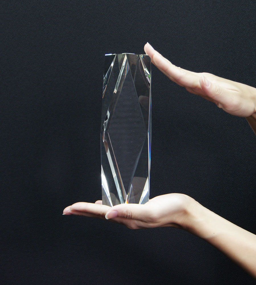 クリスタルトロフィー 内部レーザー彫刻《XC-L-0103_Cサイズ》(高さ